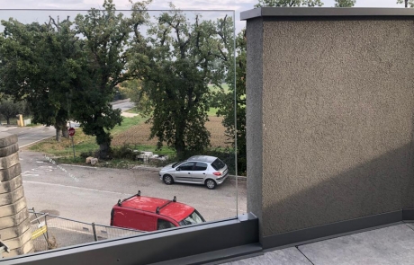 parapetto esterno , vista da interno terrazzo, guida in metallo, vetro stratificato