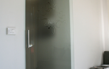 porta decorata scorrevole con decoro resina , vetro satinato di sicurezza decoro fornito dal cliente