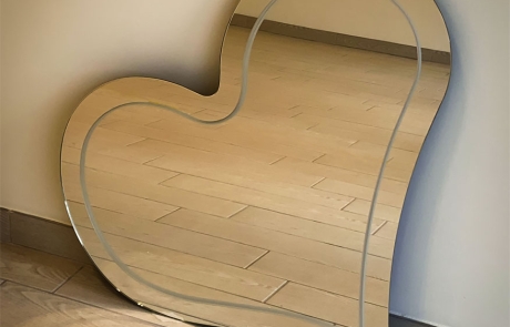 specchio cuore a terra specchio a forma di cuore per san Valentino o regalo generico con decoro sabbiato, possibilità di essere incollato al muro ho fissato con piastre oppure appoggiato a terra come oggetto di design