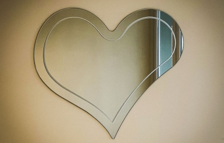 cuore specchio sabbiato specchio a forma di cuore per san Valentino o regalo generico con decoro sabbiato , sagomato a mano e a macchina