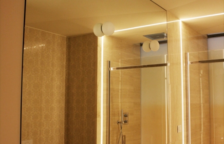 specchio bagno Specchio bagno con luci e scasso per presa ed interruttore